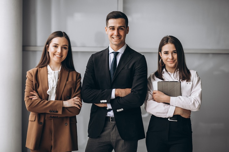 Foto grátis pessoas de negócios a trabalhar em equipa num escritório