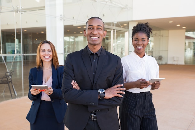 Pessoas de negócios alegre feliz posando no corredor do escritório