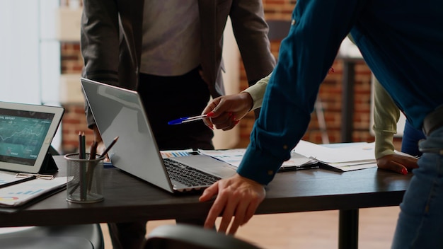 Pessoas de negócios debatendo ideias para planejar o relatório de trabalho com gráficos e tabelas de dados, analisando informações de pesquisa para criar um projeto bem-sucedido. parceria e colaboração do escritório.