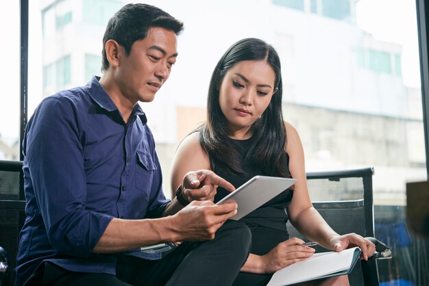 Pessoas de negócios, discutindo e-mail