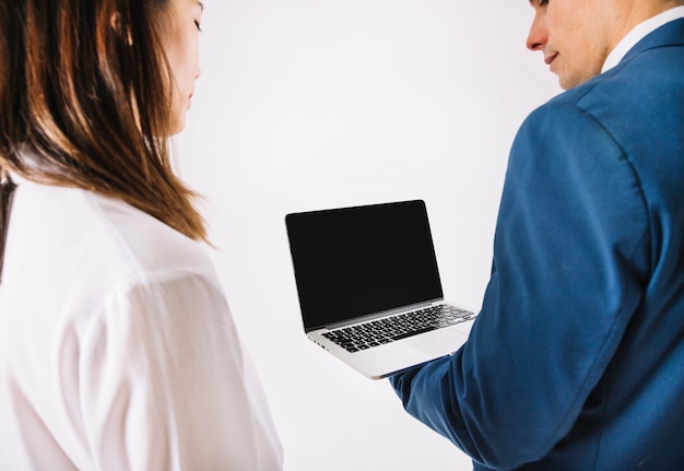 Foto grátis pessoas de negócios na frente do laptop