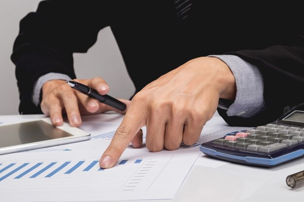 Pessoas de negócios que discutem cartas financeiras - closeup tiro de mãos sobre a mesa