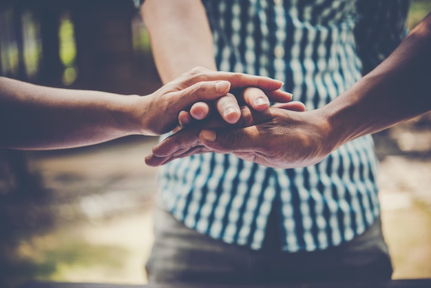 Pessoas de negócios que fazem pilha de mãos. conceito de trabalho em equipe.