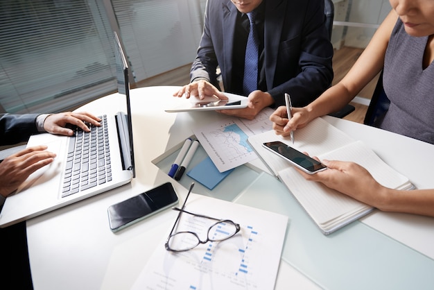 Pessoas de negócios, sentado na mesa de escritório, trabalhando no projeto