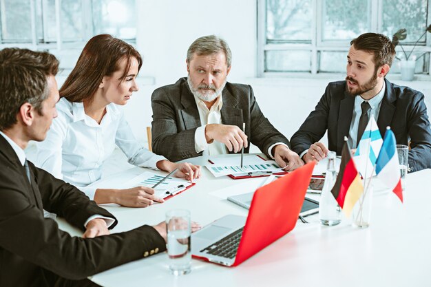 Pessoas de negócios trabalhando juntos