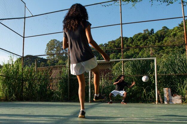 Pessoas de tiro completo jogando futebol