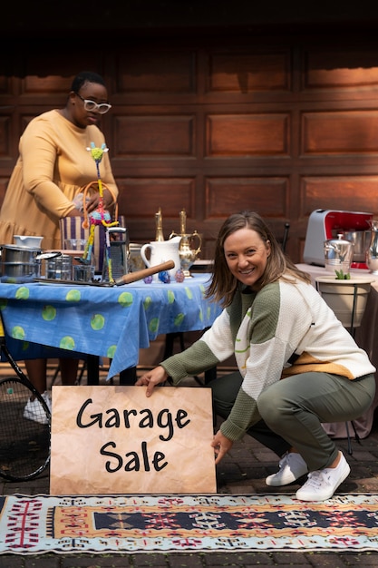 Foto grátis pessoas de tiro completo na venda de garagem