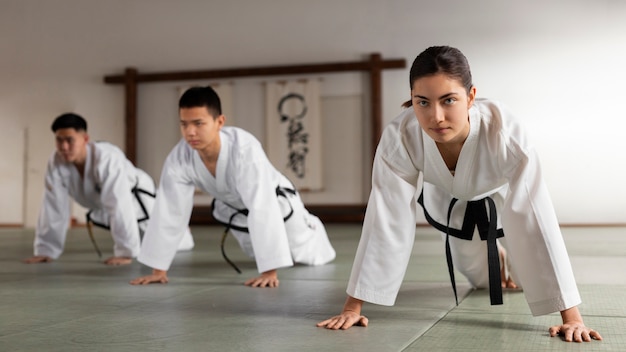 Pessoas de tiro completo praticando taekwondo