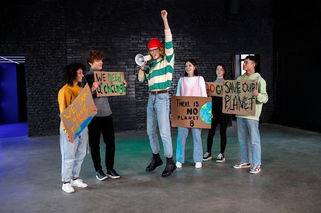 Foto grátis pessoas de tiro completo protestando juntos