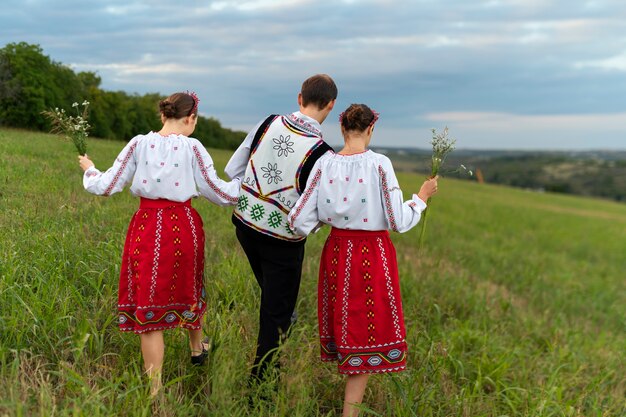 Pessoas de tiro completo vestindo roupas tradicionais