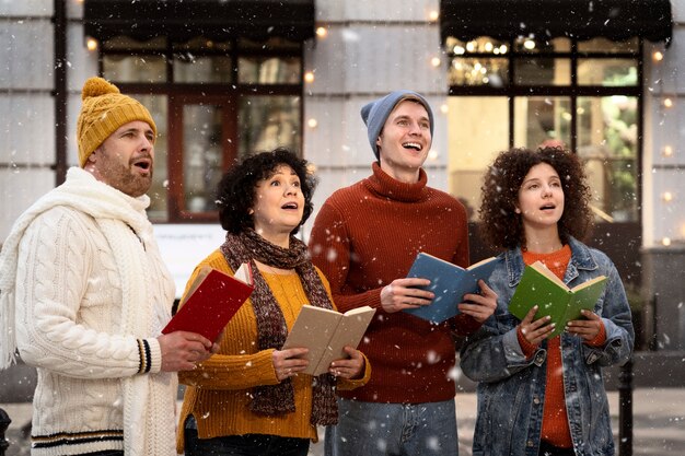 Pessoas de tiro médio cantando canções de natal