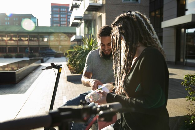 Pessoas de tiro médio com scooters elétricos