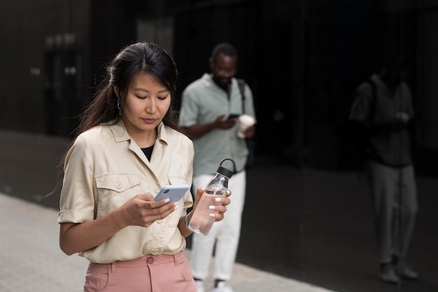 Pessoas de tiro médio com smartphone