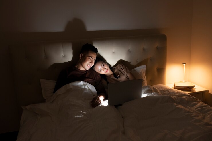Foto grátis pessoas de tiro médio deitadas na cama