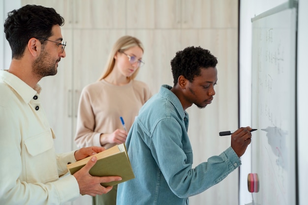 Pessoas de tiro médio estudando matemática