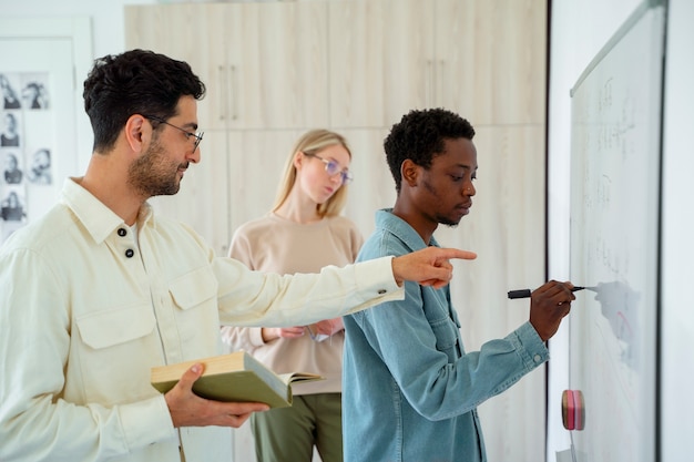 Pessoas de tiro médio estudando matemática