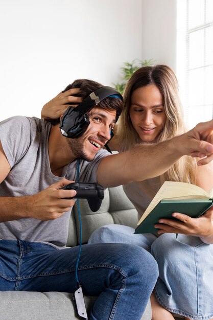 Pessoas de tiro médio fazendo atividades