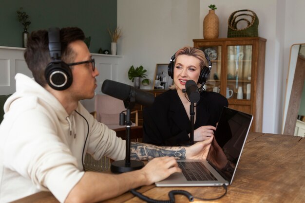 Pessoas de tiro médio gravando podcast