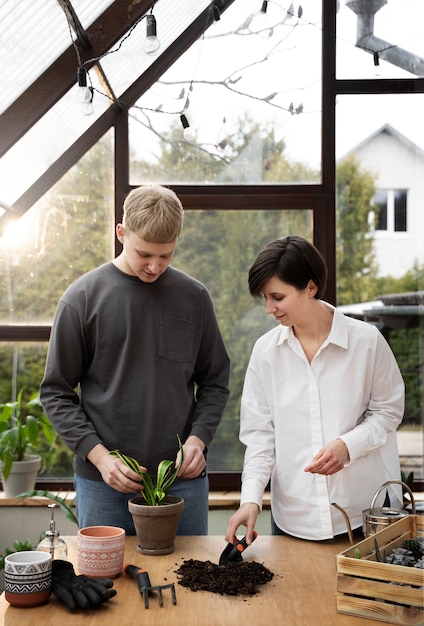 Pessoas de tiro médio jardinando juntas