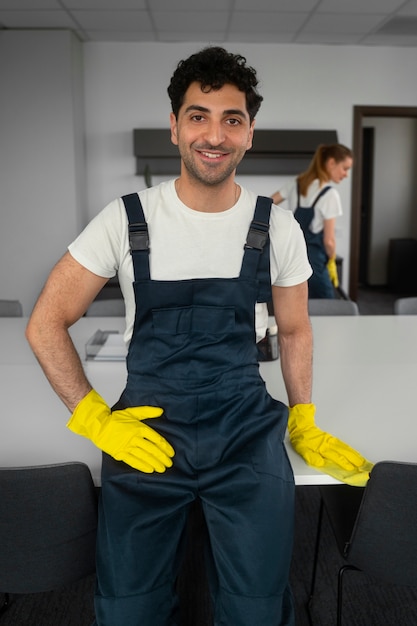 Foto grátis pessoas de tiro médio limpando dentro de casa