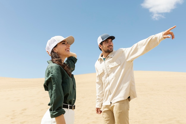 Pessoas de tiro médio no deserto