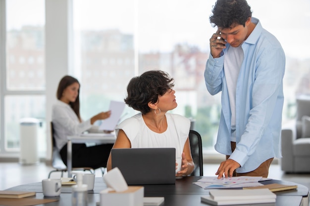 Pessoas de tiro médio no trabalho