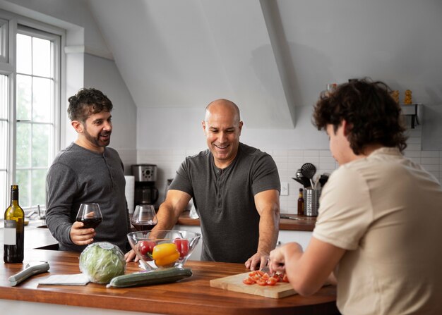 Foto grátis pessoas de tiro médio preparando comida