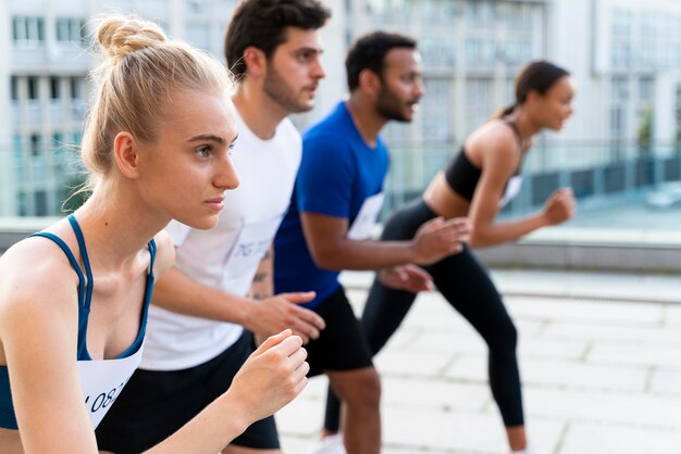 Pessoas de tiro médio prontas para correr