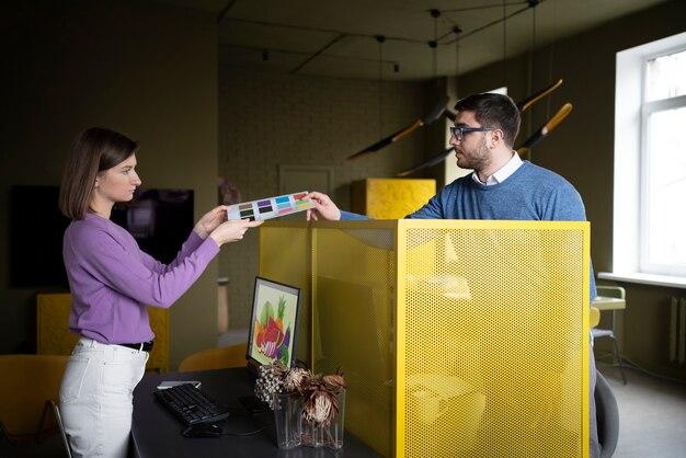 Pessoas de tiro médio segurando a paleta de cores