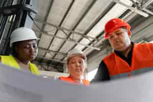 Foto grátis pessoas de tiro médio trabalhando na construção