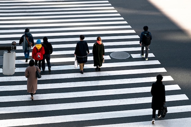 Pessoas de Tóquio viajando na rua
