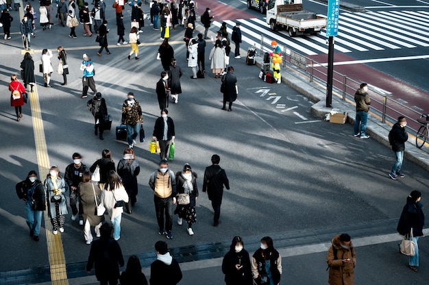 Pessoas de Tóquio viajando na rua
