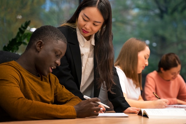 Pessoas de visão lateral corrigindo erros gramaticais