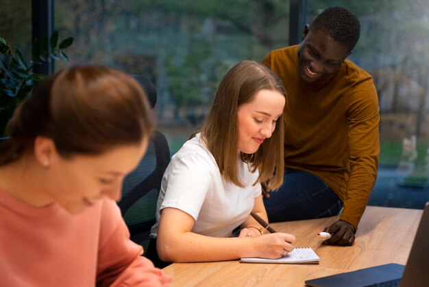 Pessoas de visão lateral corrigindo erros gramaticais