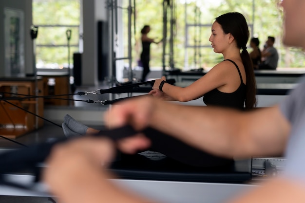 Pessoas de vista lateral fazendo pilates