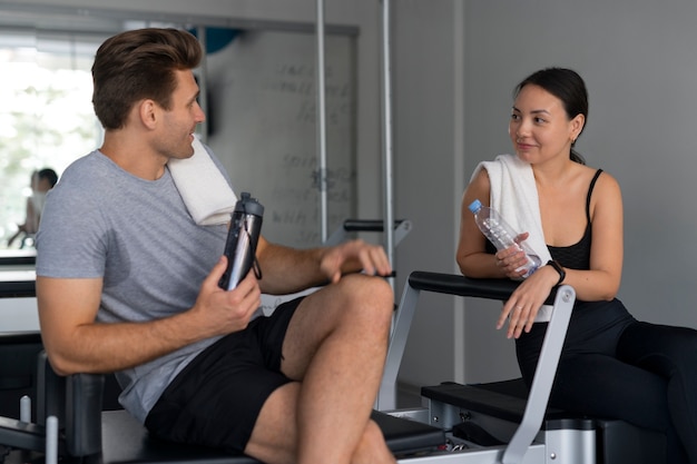 Pessoas de vista lateral fazendo pilates