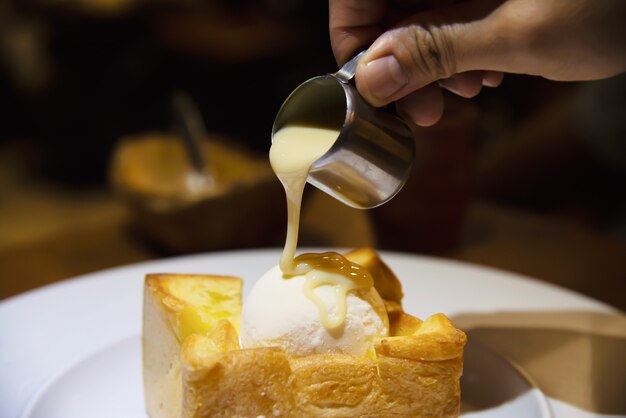 Pessoas derramando leite na torrada de pão de sorvete