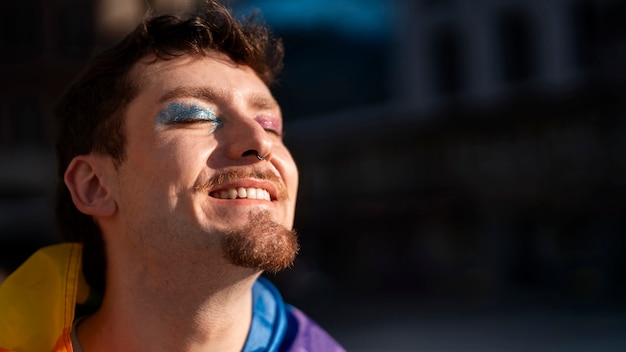 Foto grátis pessoas desfrutando das celebrações do mês do orgulho