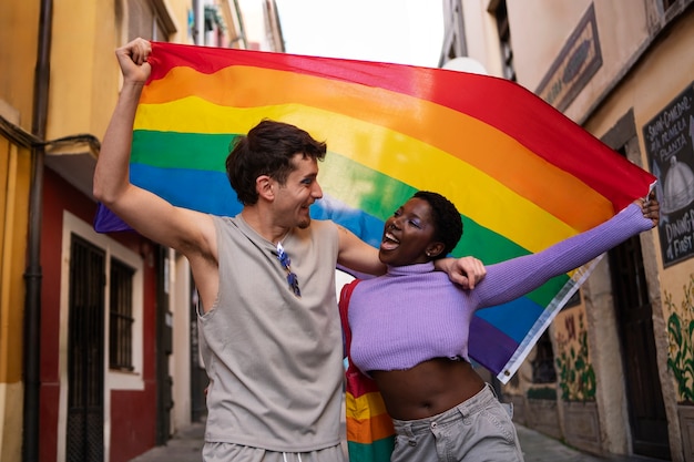 Pessoas desfrutando das celebrações do mês do orgulho