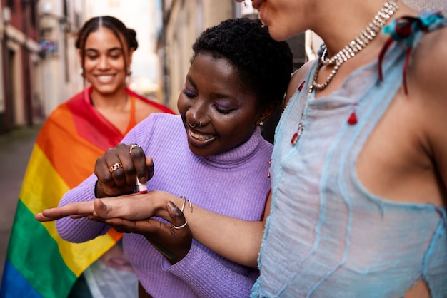 Foto grátis pessoas desfrutando das celebrações do mês do orgulho