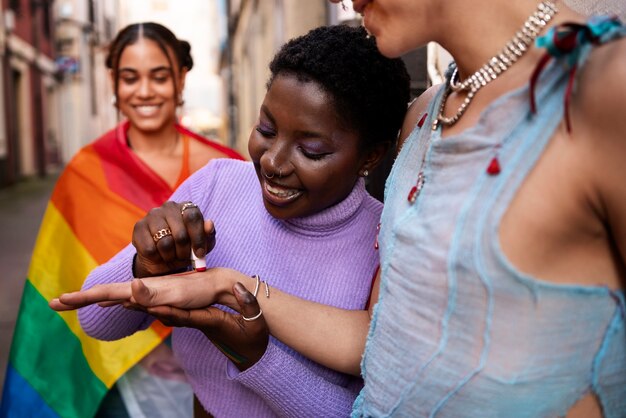 Pessoas desfrutando das celebrações do mês do orgulho