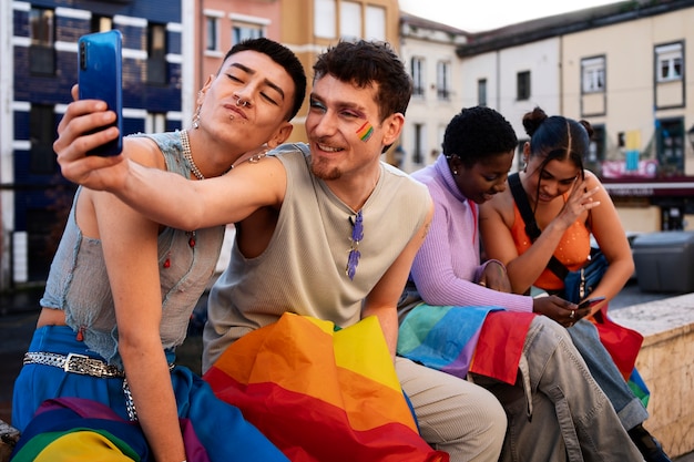 Foto grátis pessoas desfrutando das celebrações do mês do orgulho