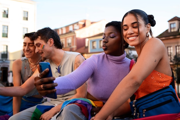 Pessoas desfrutando das celebrações do mês do orgulho