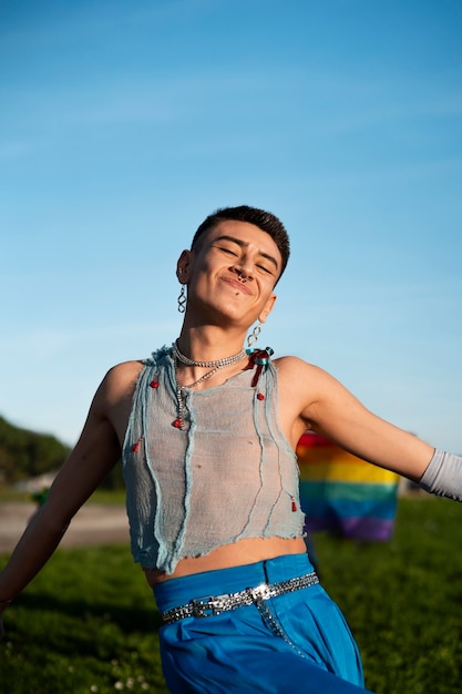 Foto grátis pessoas desfrutando das celebrações do mês do orgulho