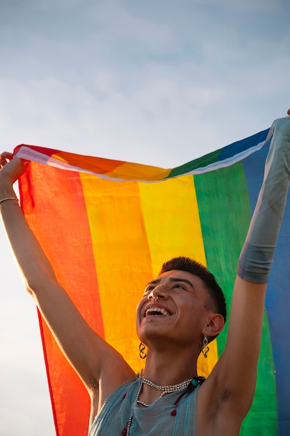 Foto grátis pessoas desfrutando das celebrações do mês do orgulho