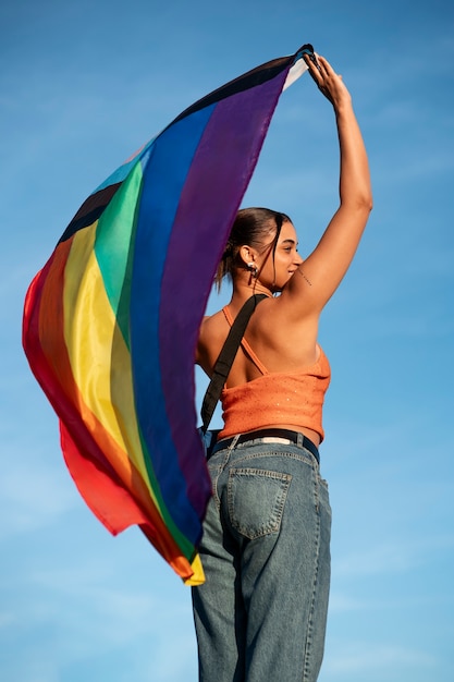 Foto grátis pessoas desfrutando das celebrações do mês do orgulho