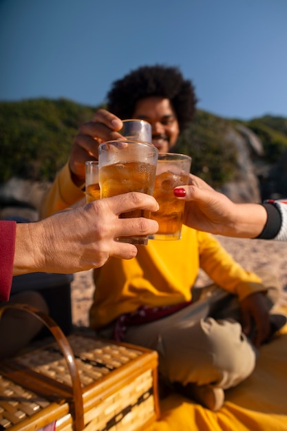 Foto grátis pessoas desfrutando de bebida de guaraná ao ar livre