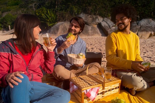 Foto grátis pessoas desfrutando de bebida de guaraná ao ar livre