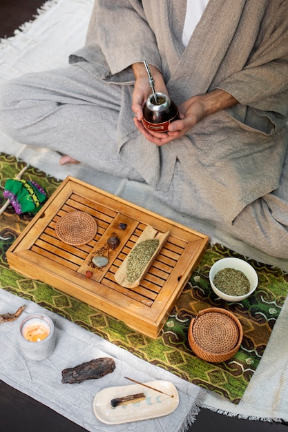 Foto grátis pessoas desfrutando de chá de erva-mate