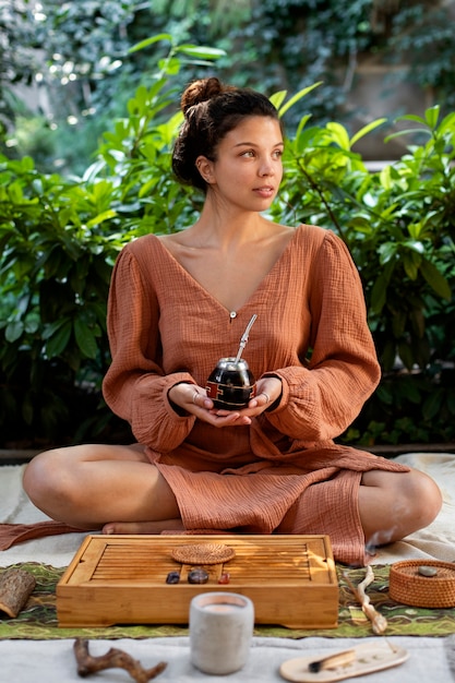 Foto grátis pessoas desfrutando de chá de erva-mate